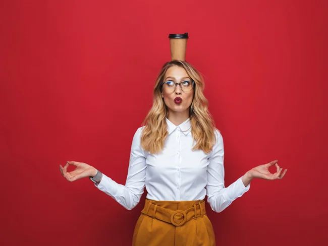 Femme avec attitude zen en entreprise