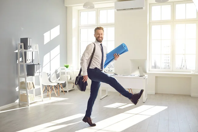 homme et sport au bureau