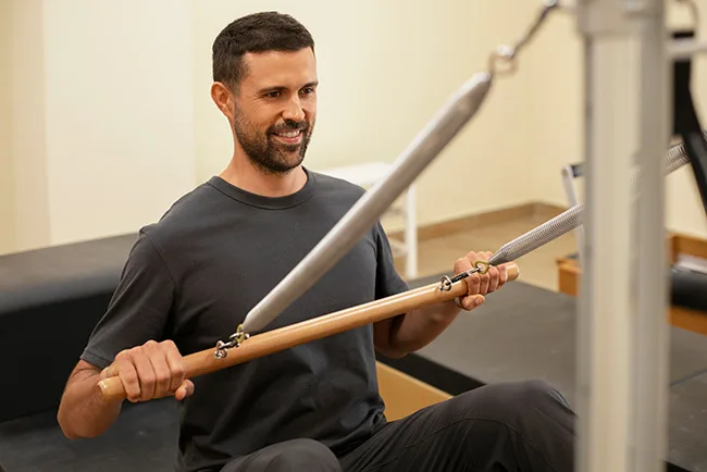 homme-reformateur-de-pilates Homme utilisant un reformer de pilate